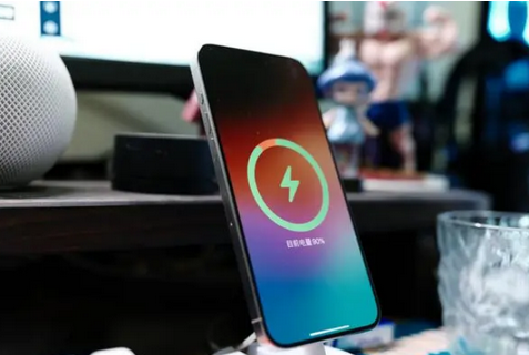 新洲苹果15换屏服务分享用什么充电器给iPhone15充电更好 